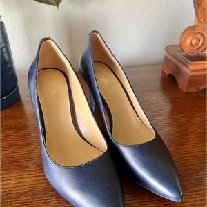 Michael Kors Beautiful Navy Blue leather heels. Never been worn. Size 7 1/2